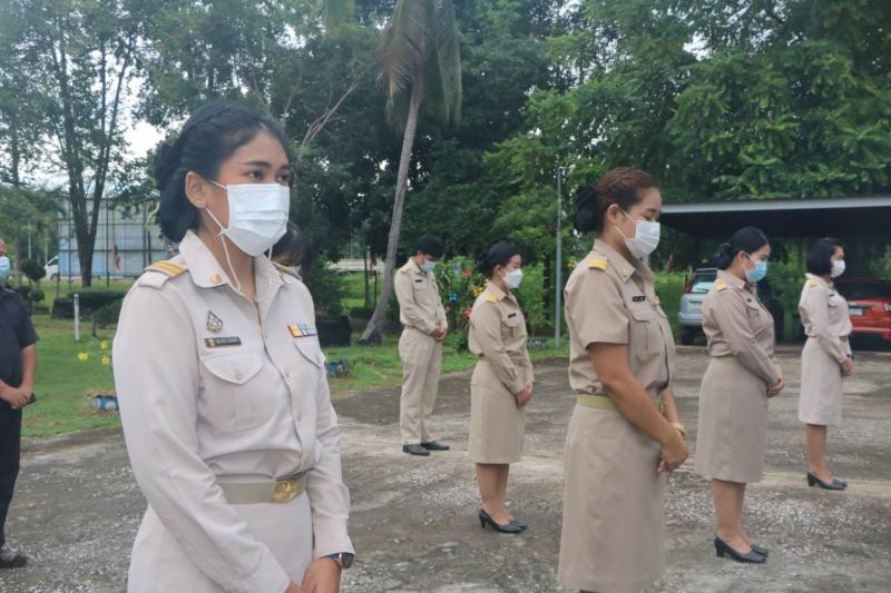 4. นายพีระพงษ์ รุ่งเรืองศิลป์ พร้อมด้วย ข้าราชการ  พนักงานราชการ และบุคลากรในสังกัด ร่วมกิจกรรมเชิญธงชาติไทยและร้องเพลงชาติไทย